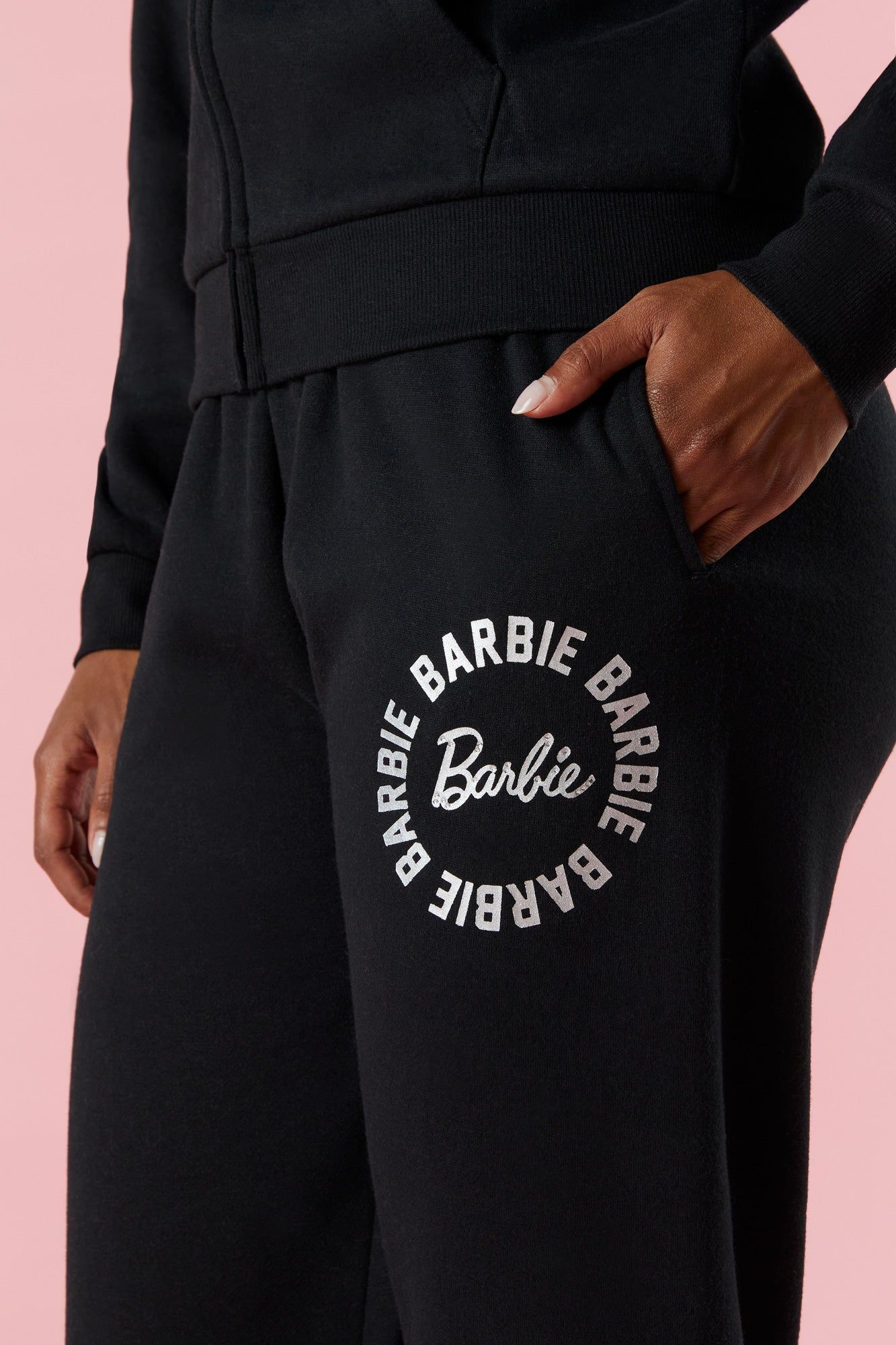 Pantalon de jogging en molleton avec logo Barbie™ sold by Urban Planet product image thumbnail 4