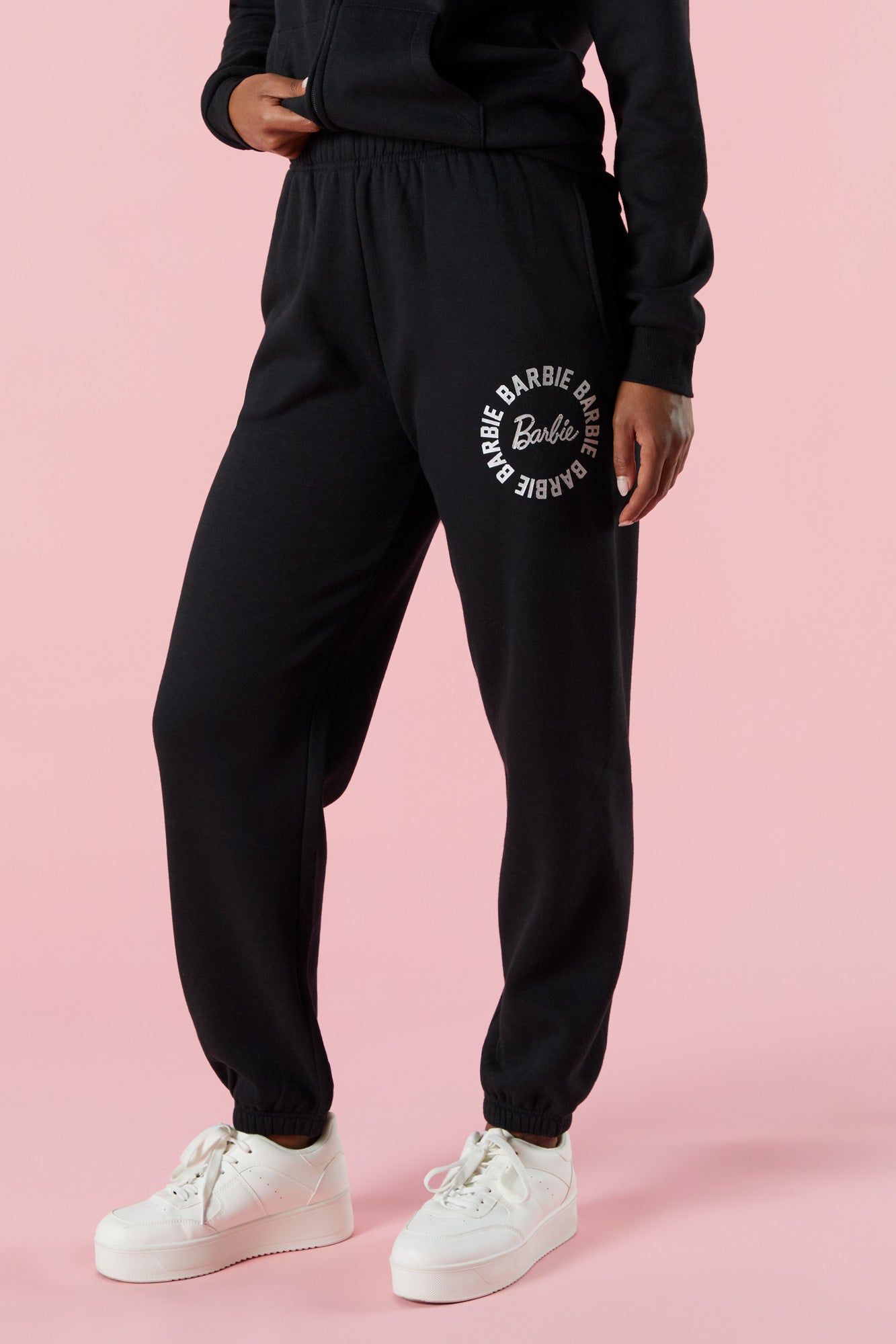 Pantalon de jogging en molleton avec logo Barbie™ sold by Urban Planet product image thumbnail 2