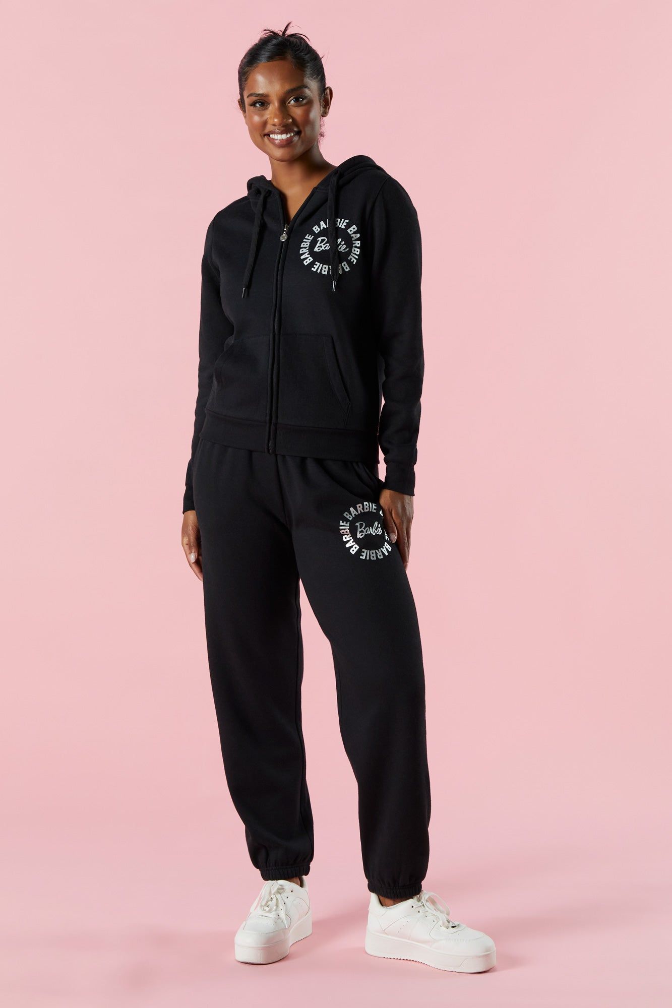 Pantalon de jogging en molleton avec logo Barbie™ sold by Urban Planet