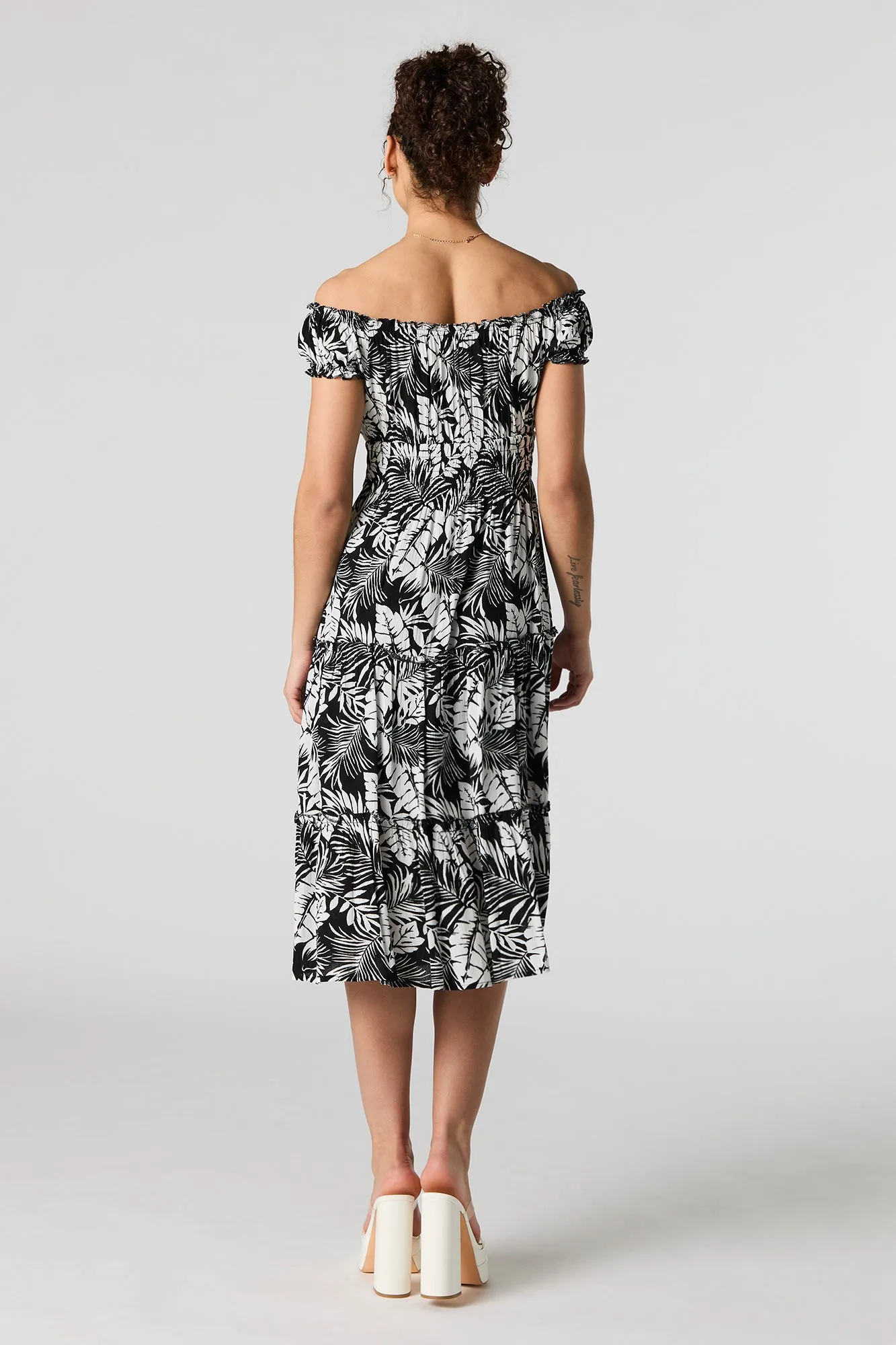 Robe volantée smockée à épaules dénudées avec motif hawaïen sold by Urban Planet product image thumbnail 3