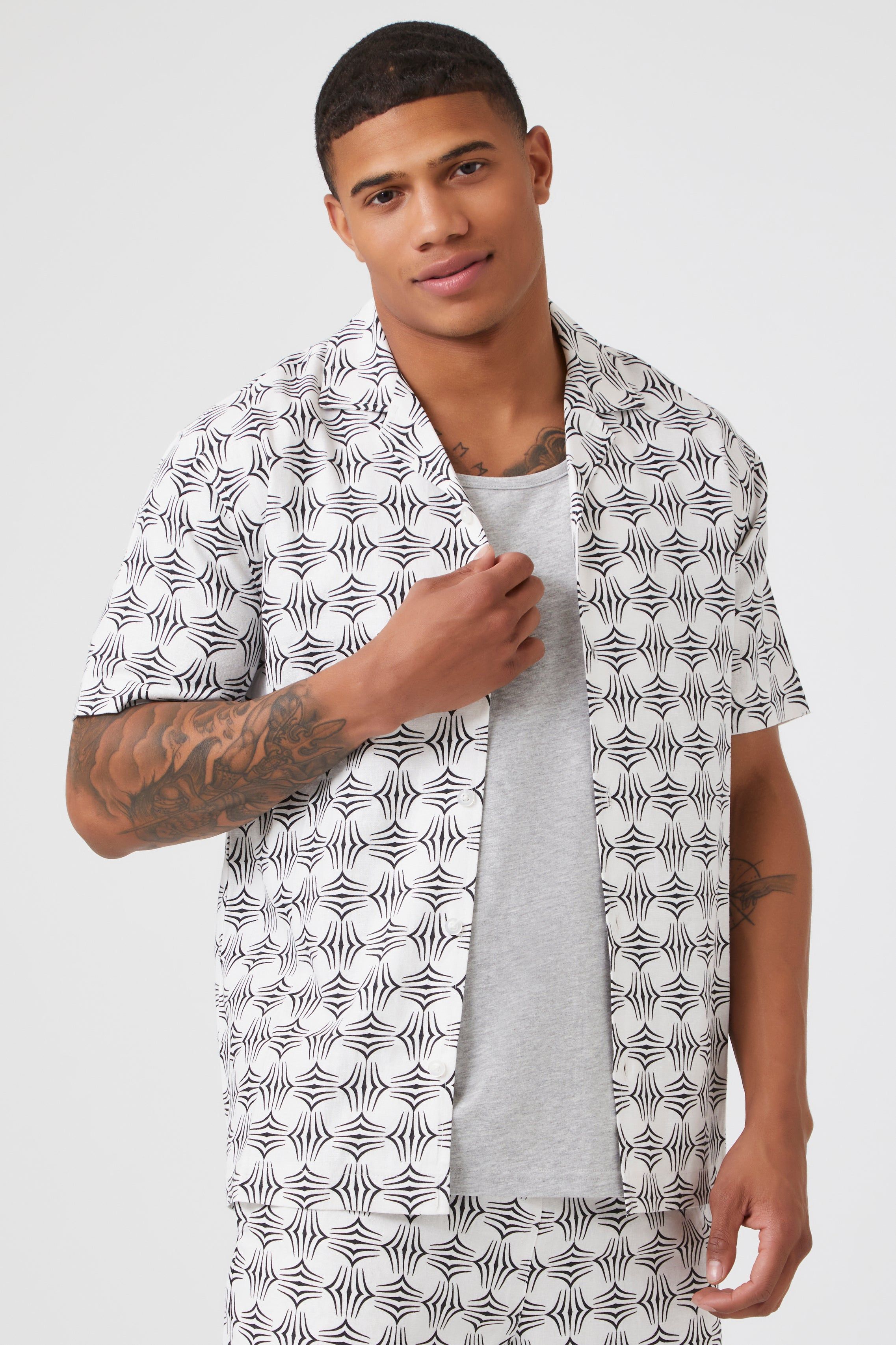 Haut boutonné avec motif géométrique sold by Urban Planet