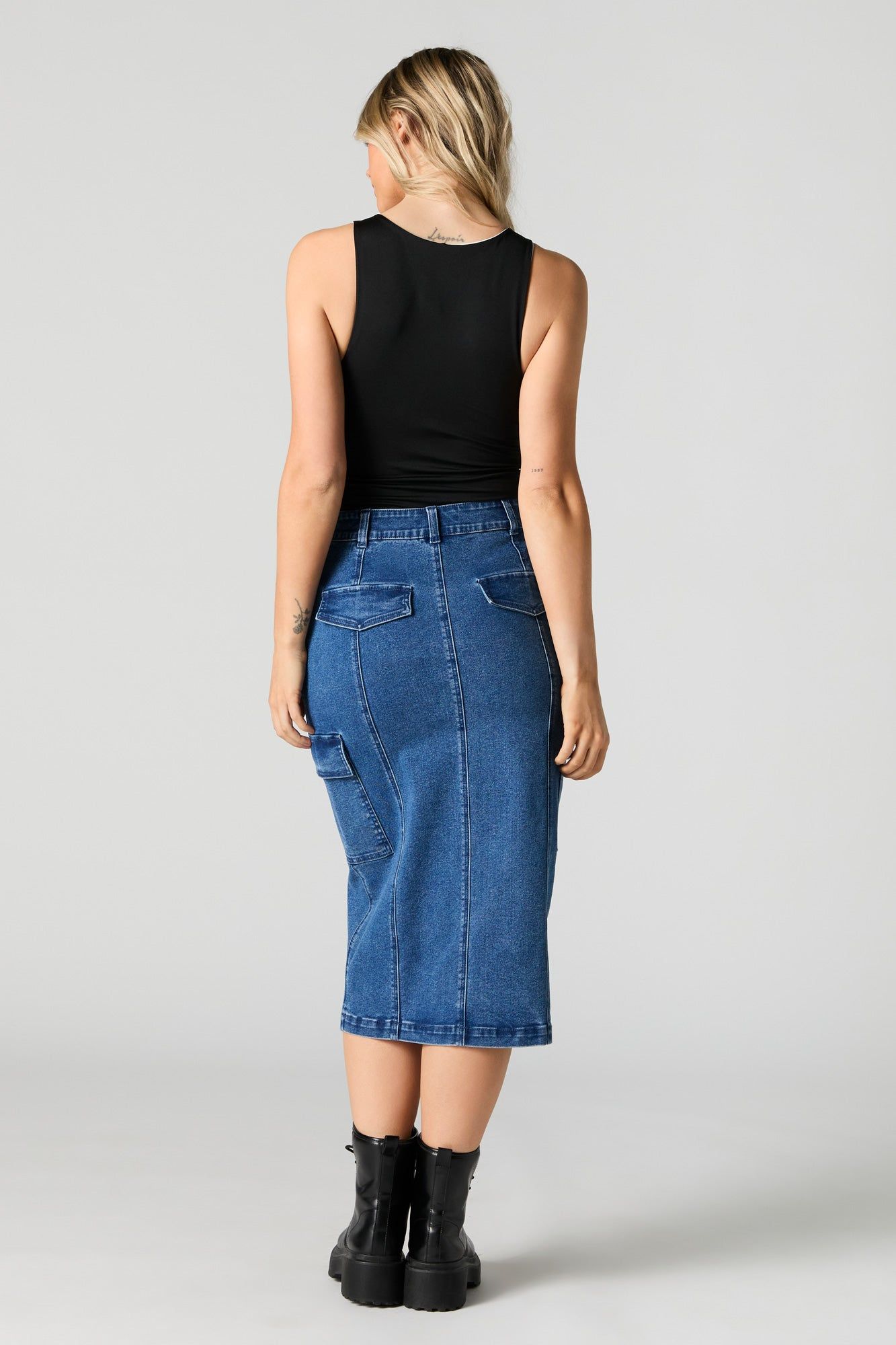 Jupe midi cargo en denim délavé moyen avec fente sold by Urban Planet product image thumbnail 2