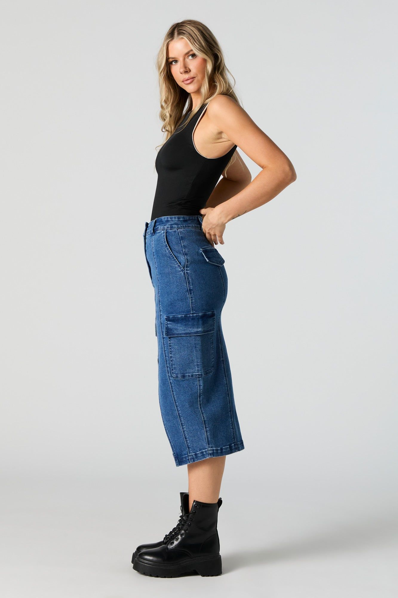 Jupe midi cargo en denim délavé moyen avec fente sold by Urban Planet product image thumbnail 3