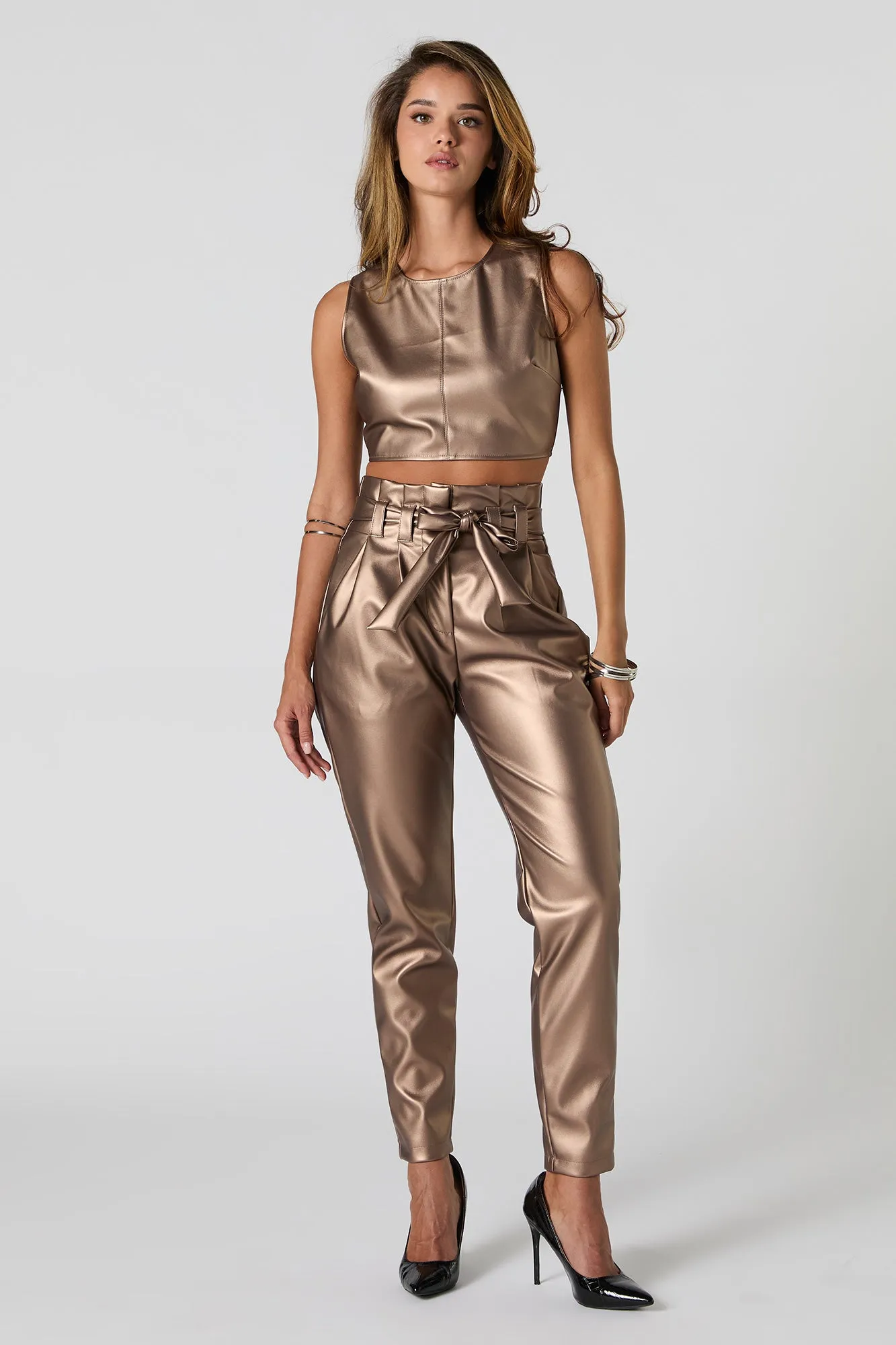 Pantalon habillé à taille plissée en similicuir métallisé sold by Urban Planet