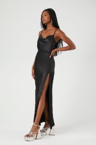 Robe maxi en satin avec fente sold by Urban Planet