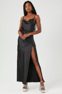 Robe maxi en satin avec fente sold by Urban Planet