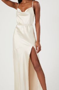 Robe maxi en satin avec fente sold by Urban Planet