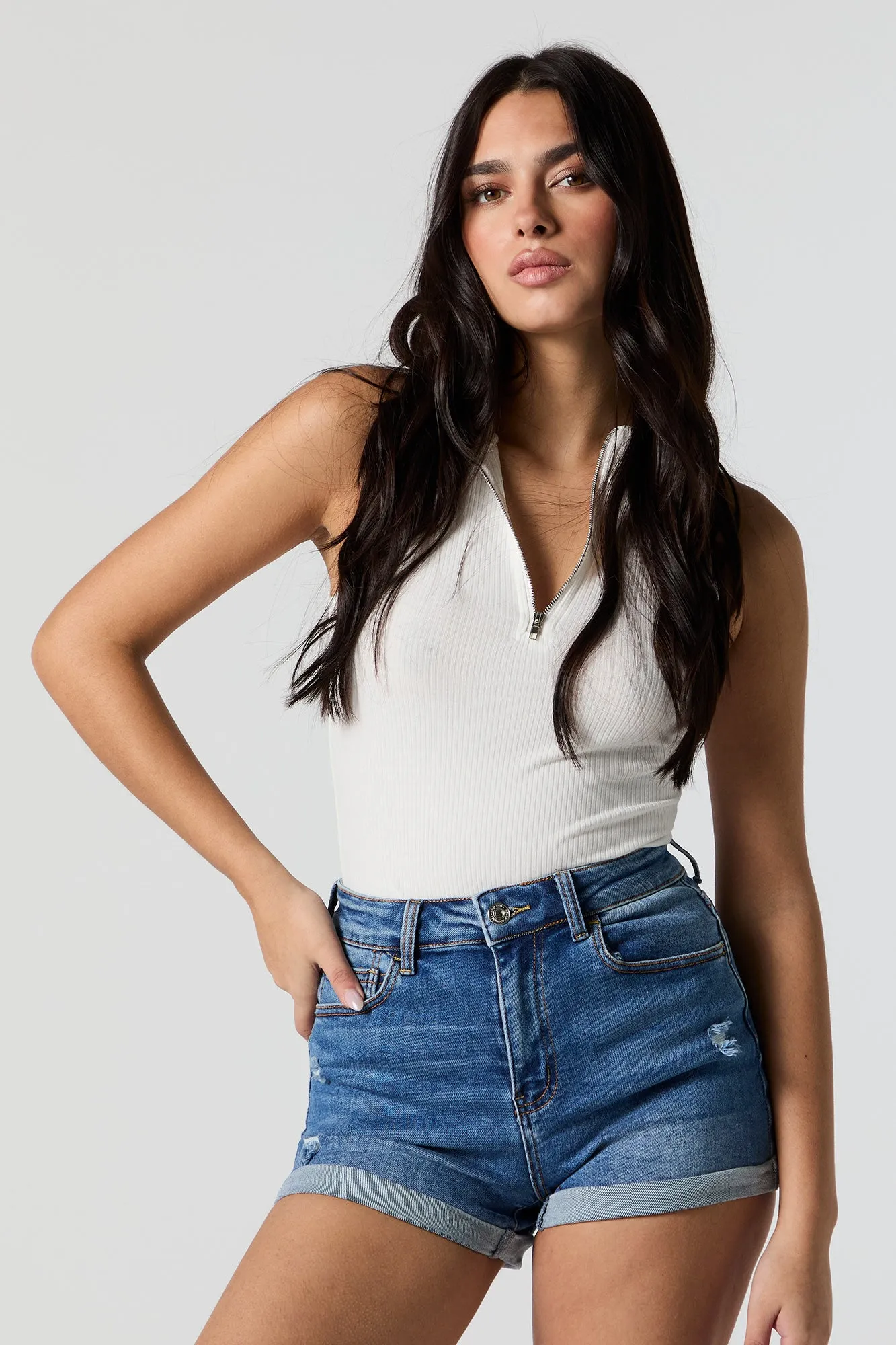 Short en denim d'aspect usé sold by Urban Planet