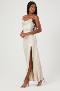 Robe maxi en satin avec fente sold by Urban Planet
