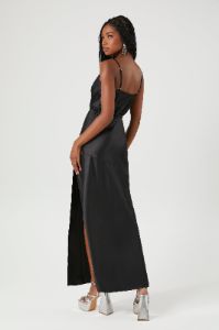 Robe maxi en satin avec fente sold by Urban Planet