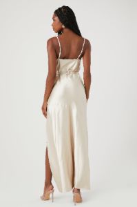 Robe maxi en satin avec fente sold by Urban Planet