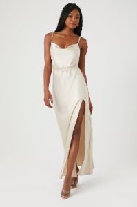Robe maxi en satin avec fente sold by Urban Planet