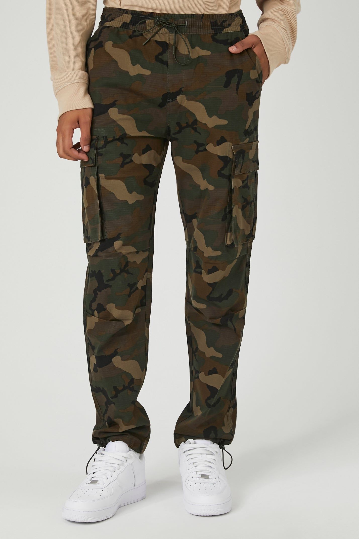 Jogger cargo avec motif camouflage sold by Urban Planet
