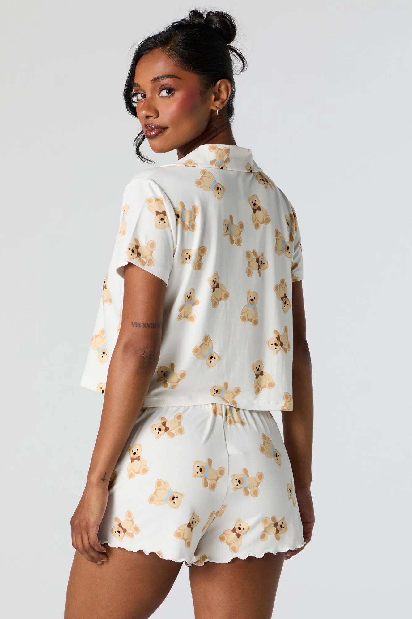 Ensemble pyjama imprimé avec haut boutonné et short sold by Urban Planet product image thumbnail 2