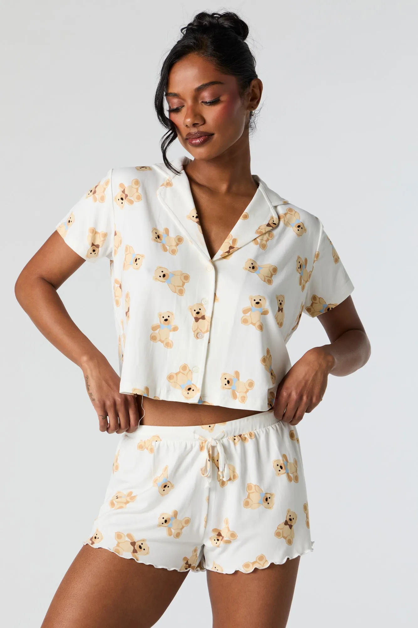 Ensemble pyjama imprimé avec haut boutonné et short sold by Urban Planet