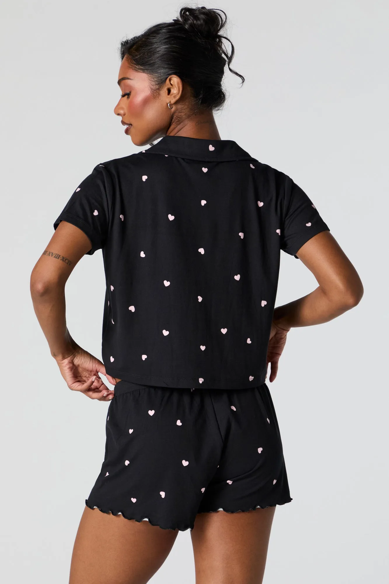 Ensemble pyjama imprimé avec haut boutonné et short sold by Urban Planet product image thumbnail 5