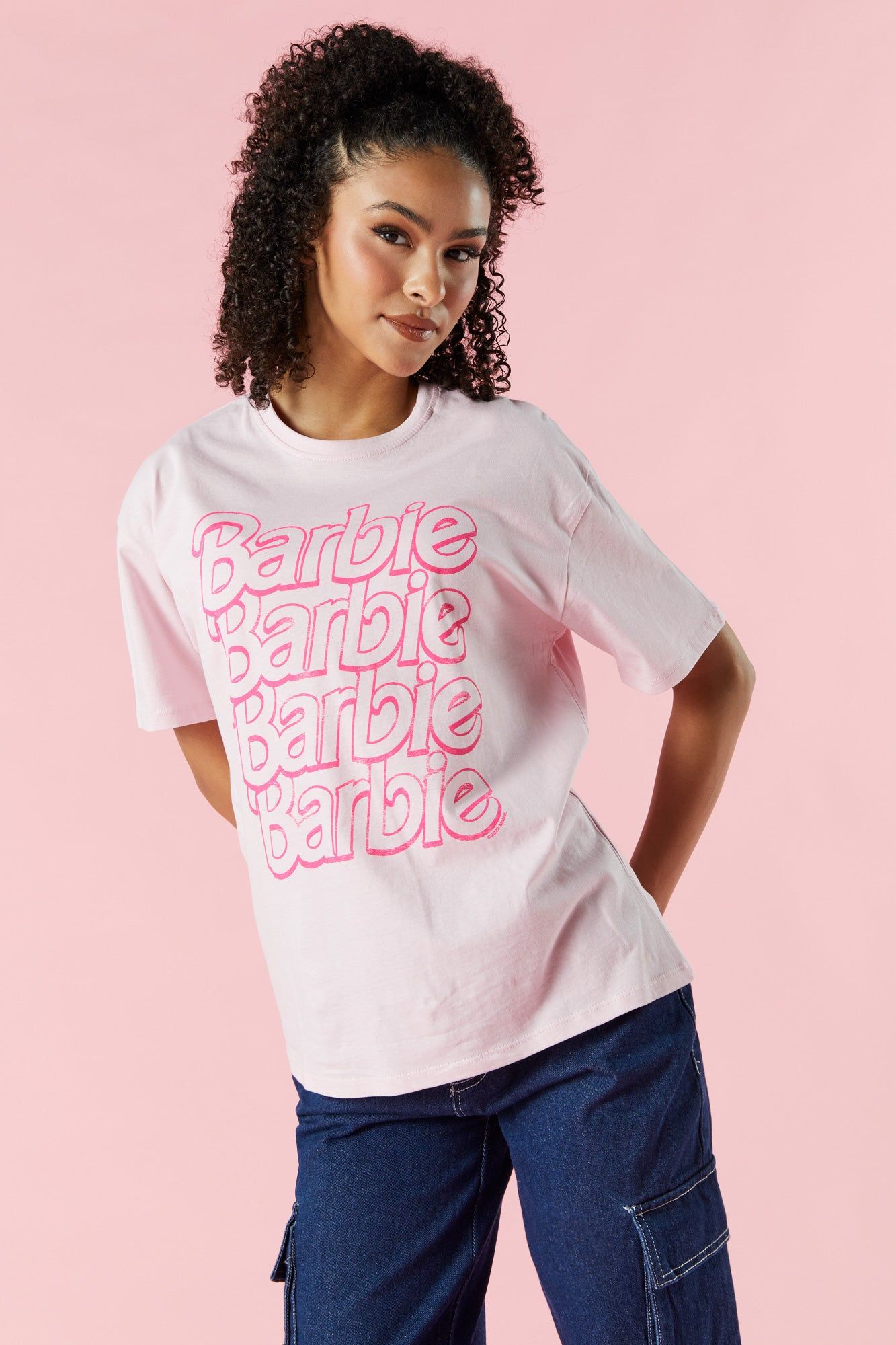 T-shirt de coupe garçonne à imprimé Logo Barbie™ sold by Urban Planet