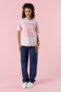 T-shirt de coupe garçonne à imprimé Logo Barbie™ sold by Urban Planet