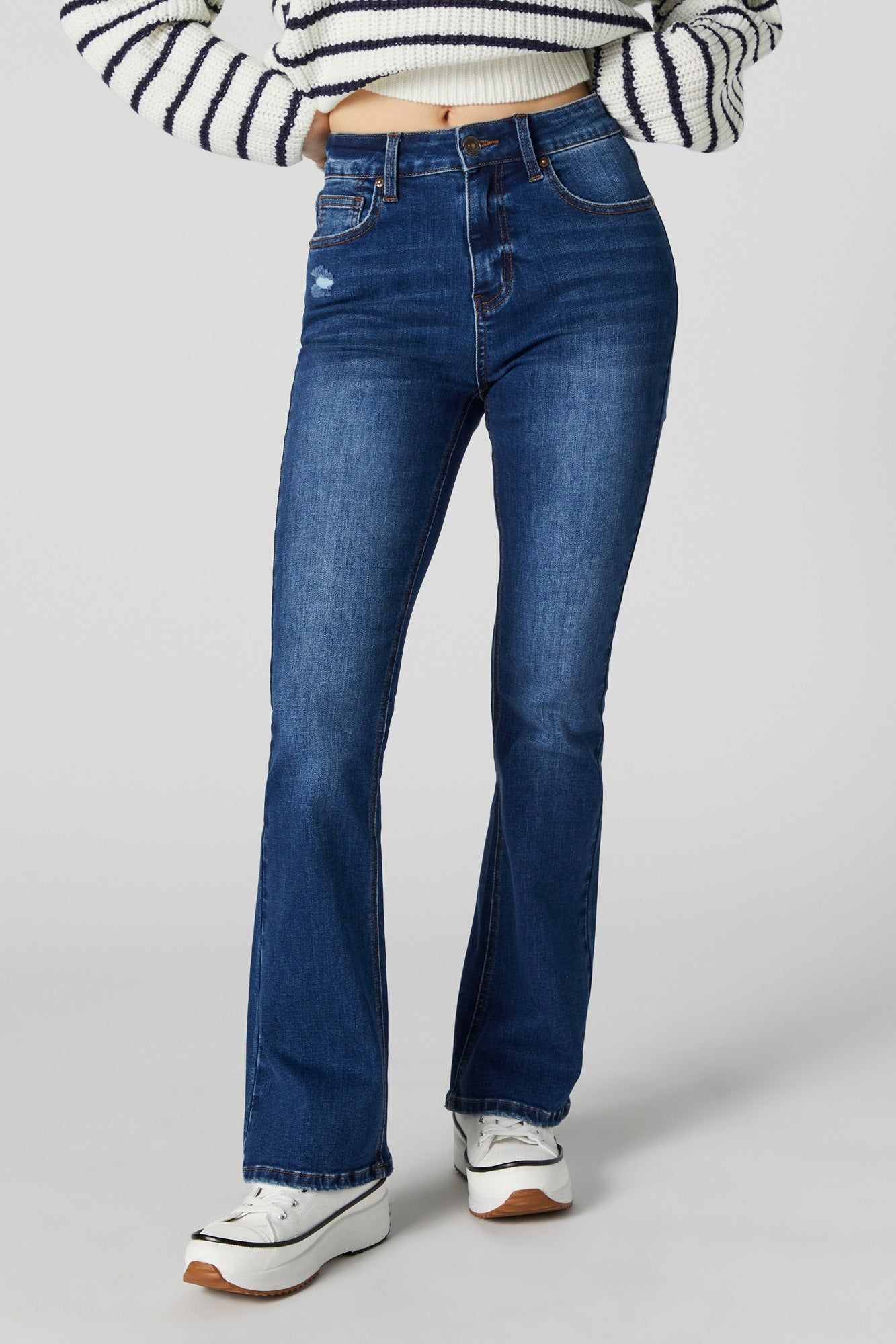 Jean à jambe évasée d'aspect usé délavé foncé sold by Urban Planet product image thumbnail 2