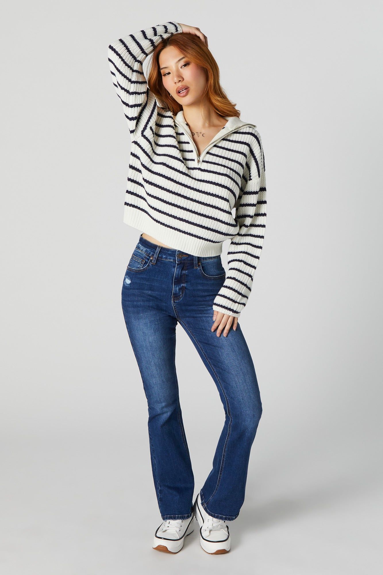 Jean à jambe évasée d'aspect usé délavé foncé sold by Urban Planet product image thumbnail 4