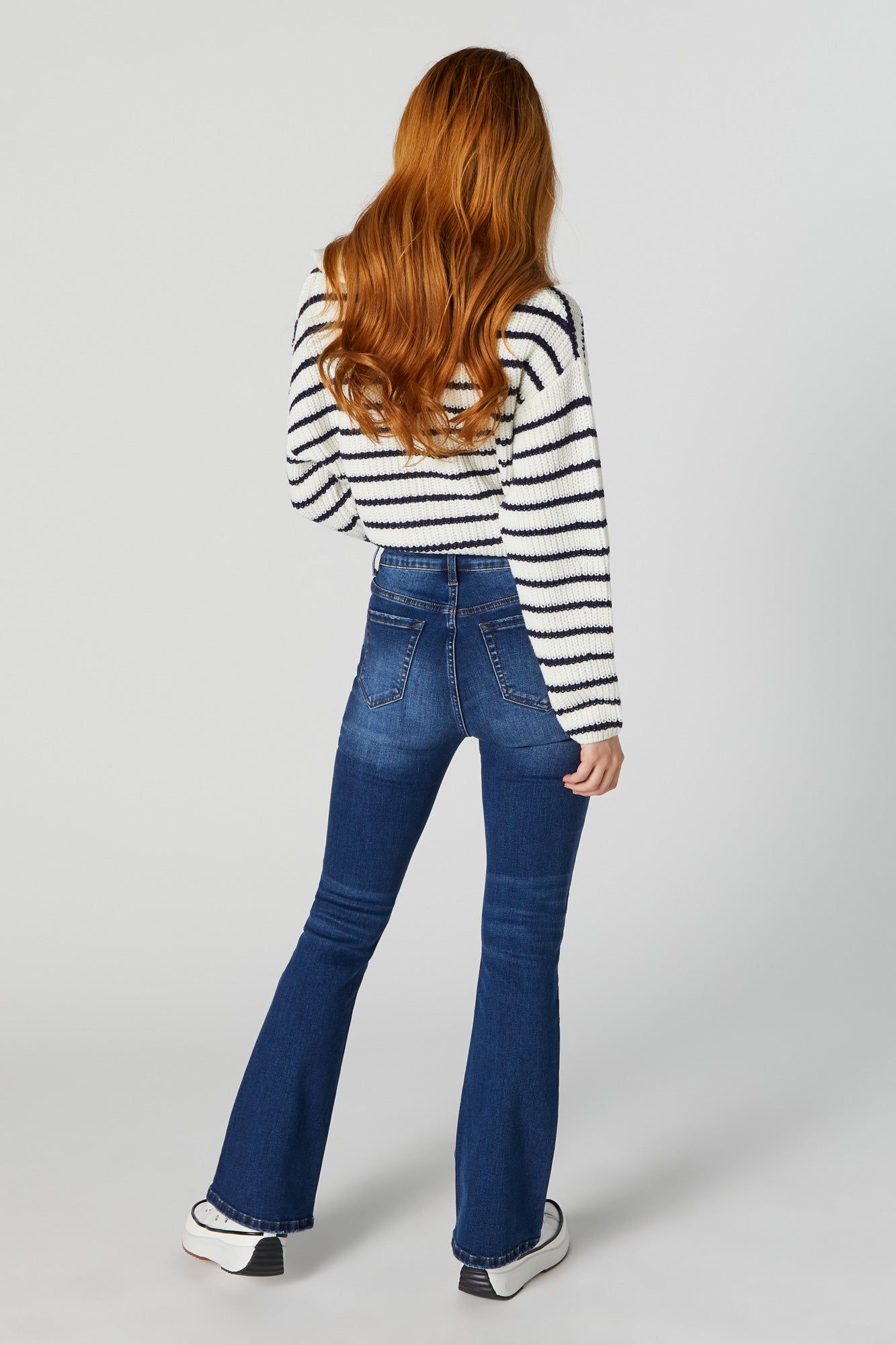 Jean à jambe évasée d'aspect usé délavé foncé sold by Urban Planet product image thumbnail 3