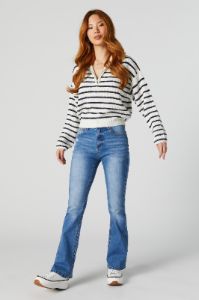 Jean à jambe évasée d'aspect usé délavé foncé sold by Urban Planet