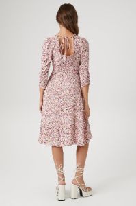 Robe midi fleurie avec encolure carrée sold by Urban Planet
