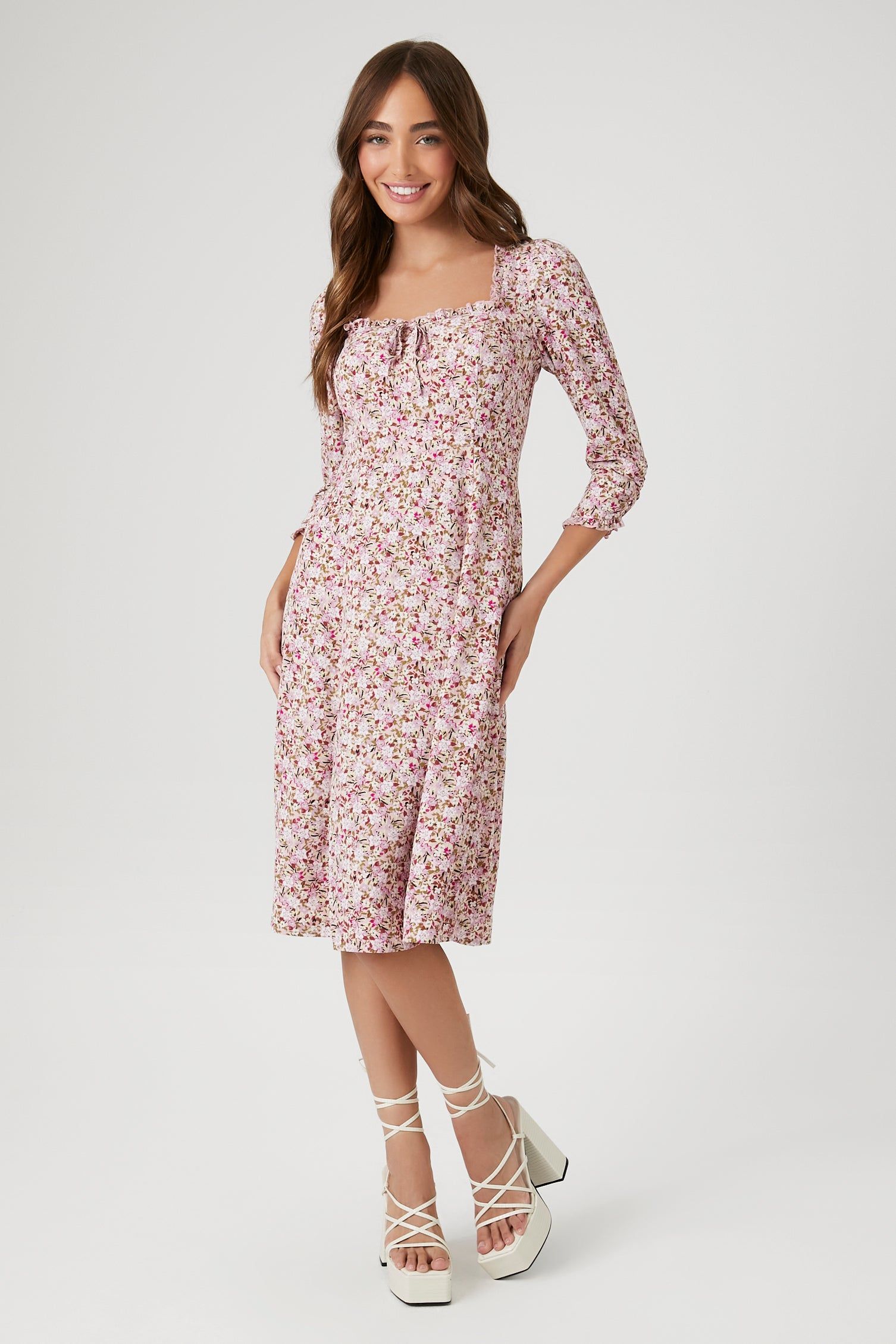 Robe midi fleurie avec encolure carrée sold by Urban Planet