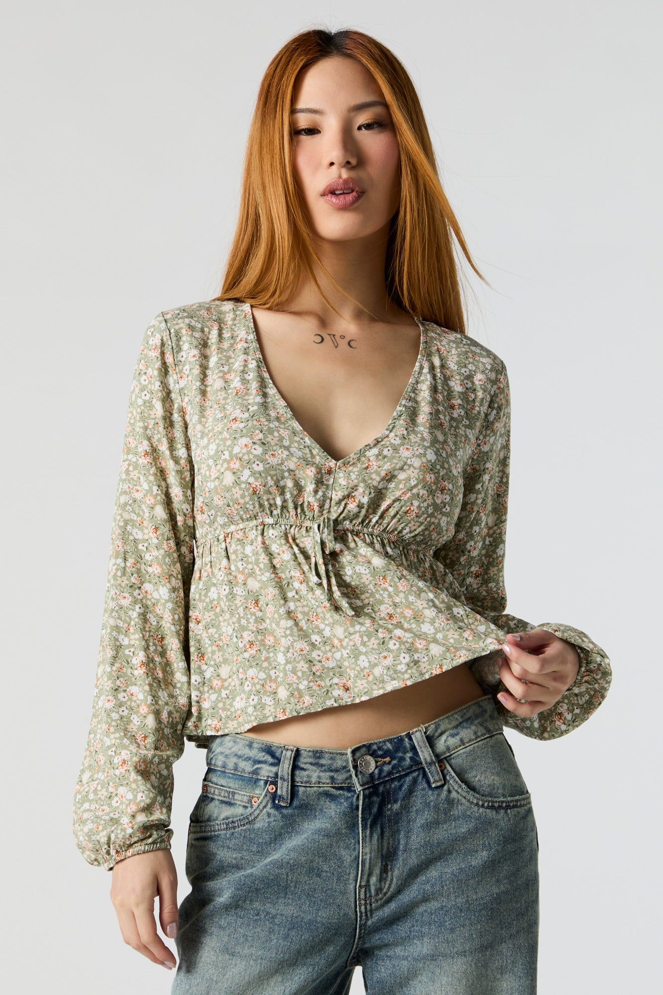 Haut à basique fleuri vert avec manches longues sold by Urban Planet