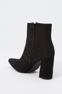 Bottes à talons blocs et bouts pointus en similisuède sold by Urban Planet