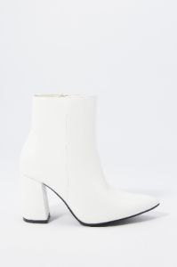 Bottes à talons blocs et bouts pointus en similisuède sold by Urban Planet