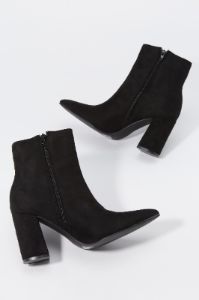 Bottes à talons blocs et bouts pointus en similisuède sold by Urban Planet