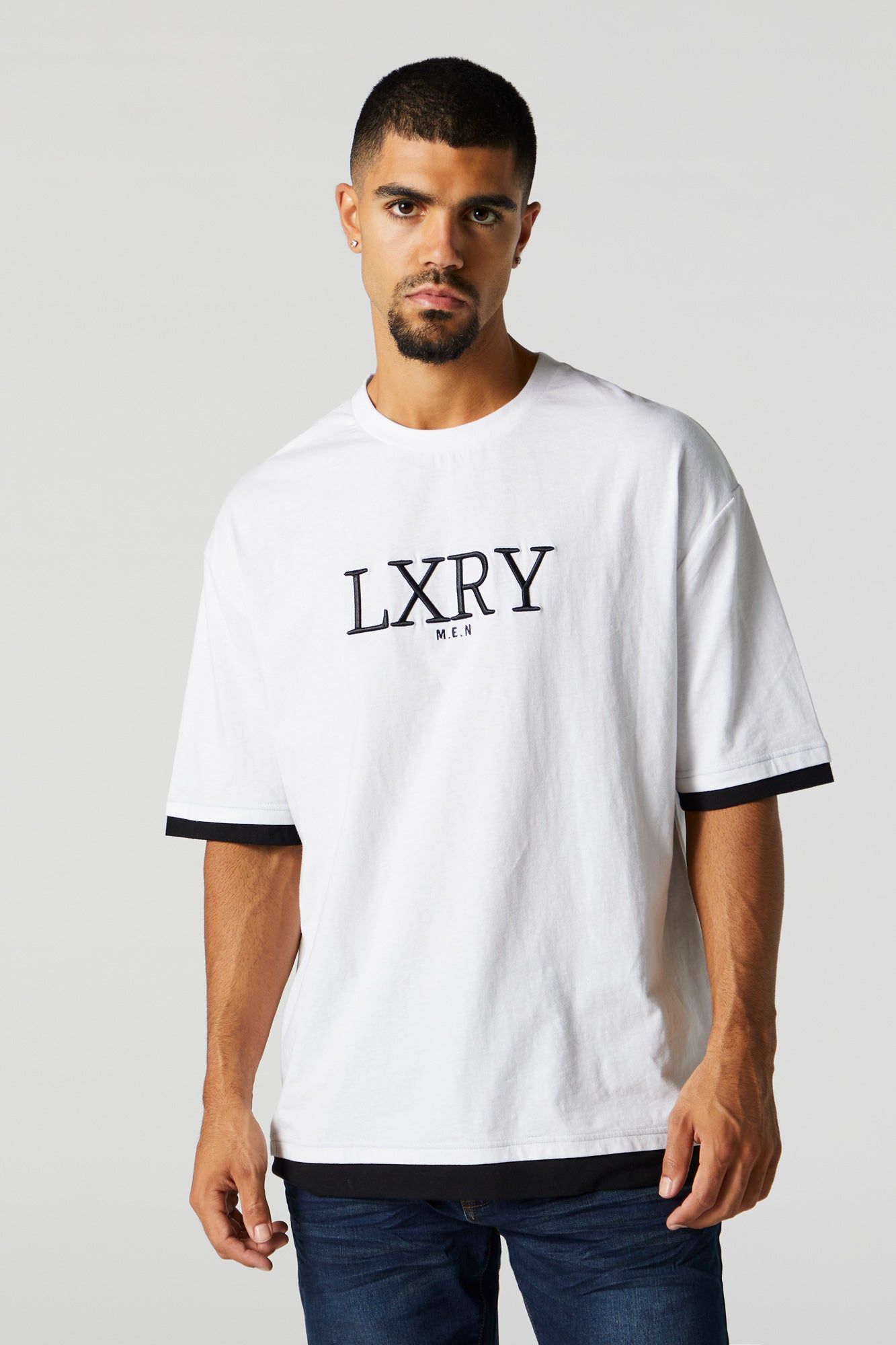 T-shirt décontracté avec motif brodé LXRY sold by Urban Planet