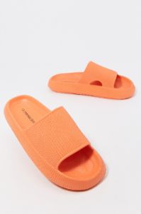 Mules éponge orange sold by Urban Planet