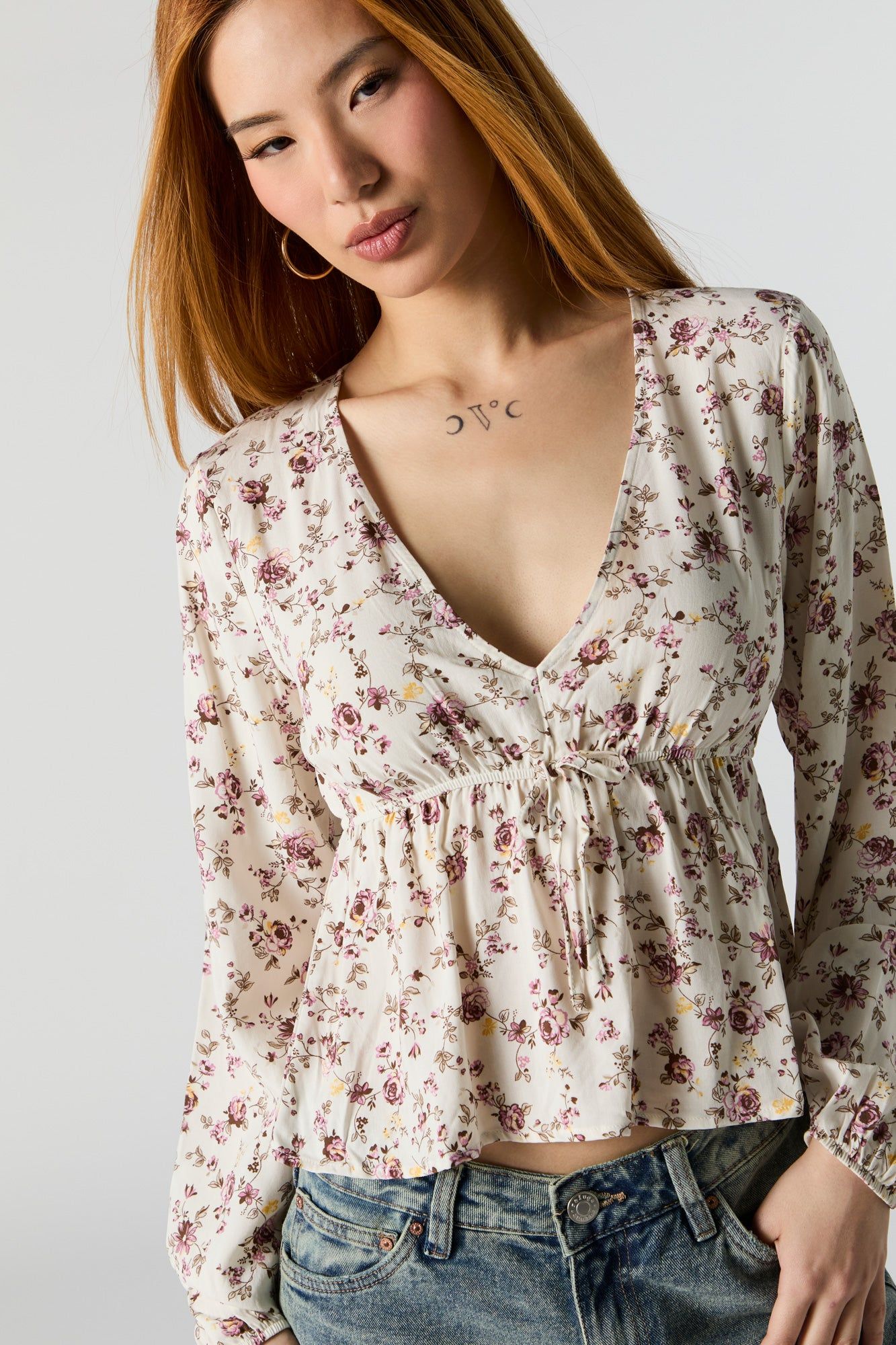 Haut à basique fleuri blanc avec manches longues sold by Urban Planet