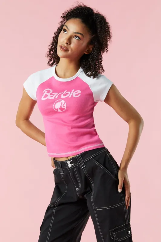 T-shirt raglan court rose et blanc à imprimé Barbie™ sold by Urban Planet