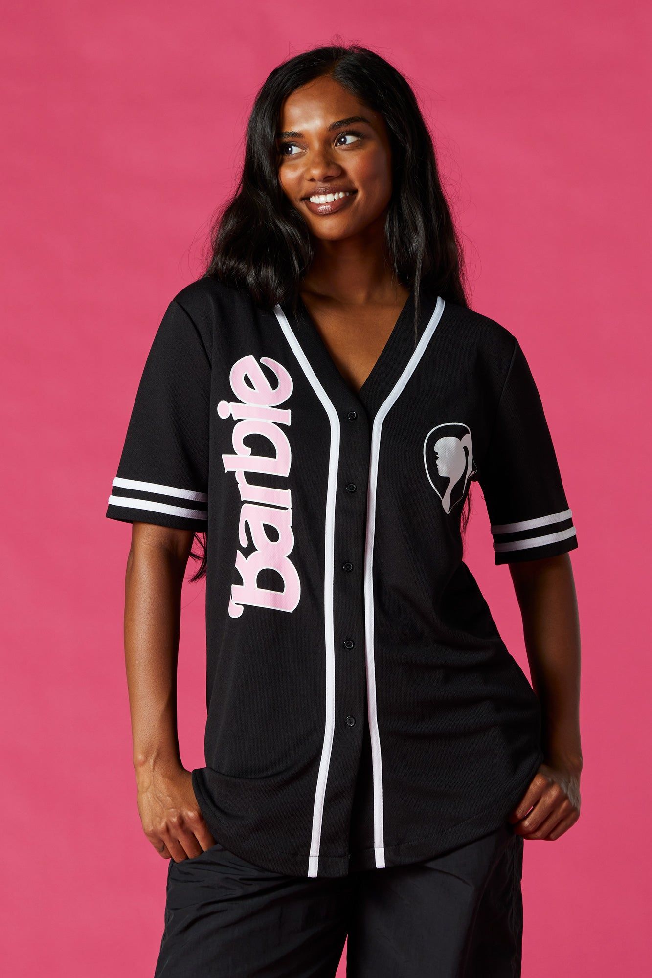 Jersey de baseball à imprimé Barbie™ sold by Urban Planet