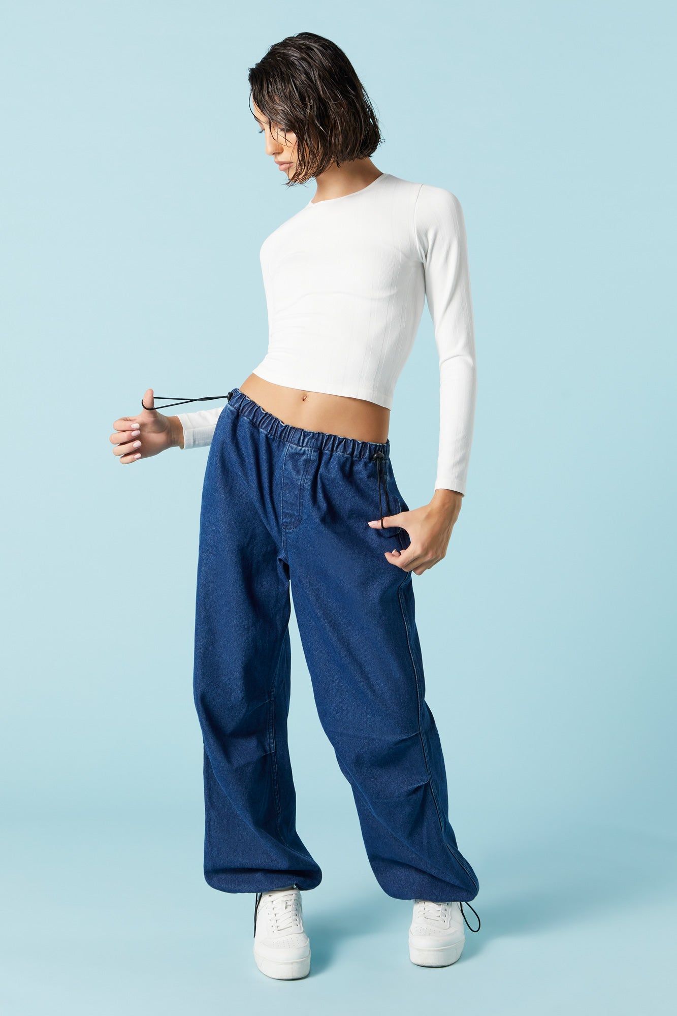 Jean cargo parachute en denim délavé foncé sold by Urban Planet