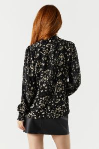 Blouse fleurie noire à col cheminée sold by Urban Planet