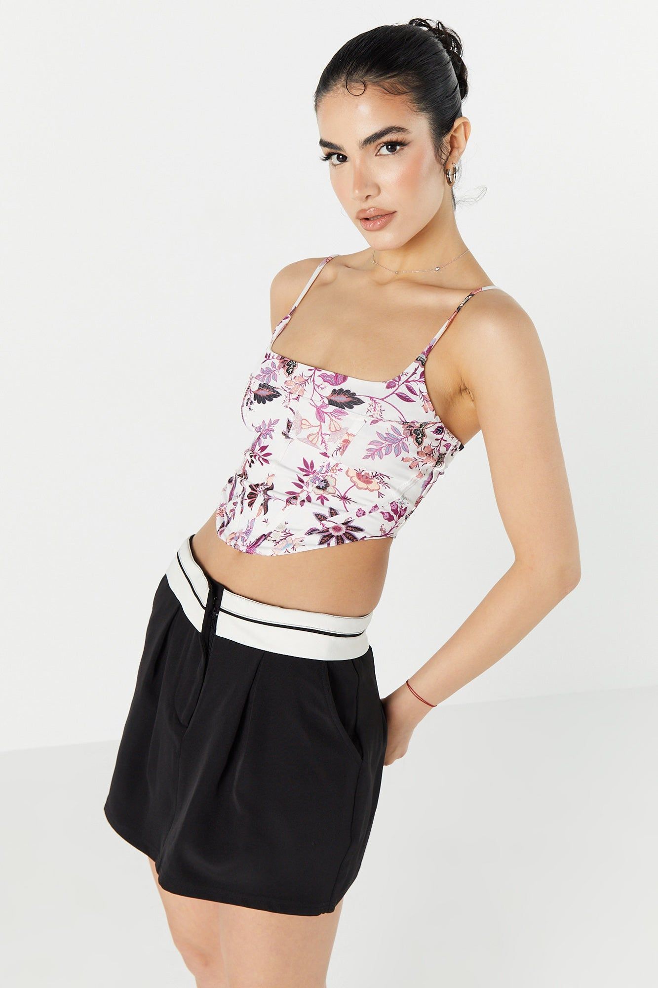 Haut corset court fleuri à encolure carrée sold by Urban Planet