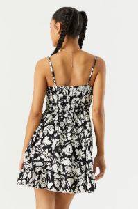 Robe de style nuisette torsadée fleurie noire sold by Urban Planet