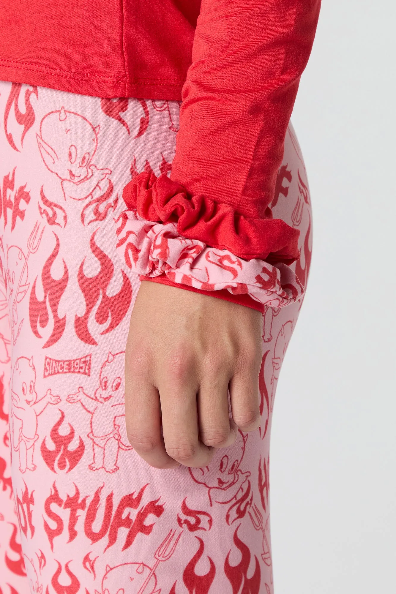 Ensemble pyjama 2 pièces haut à manches longues et legging à imprimé Hot Stuff sold by Urban Planet product image thumbnail 5