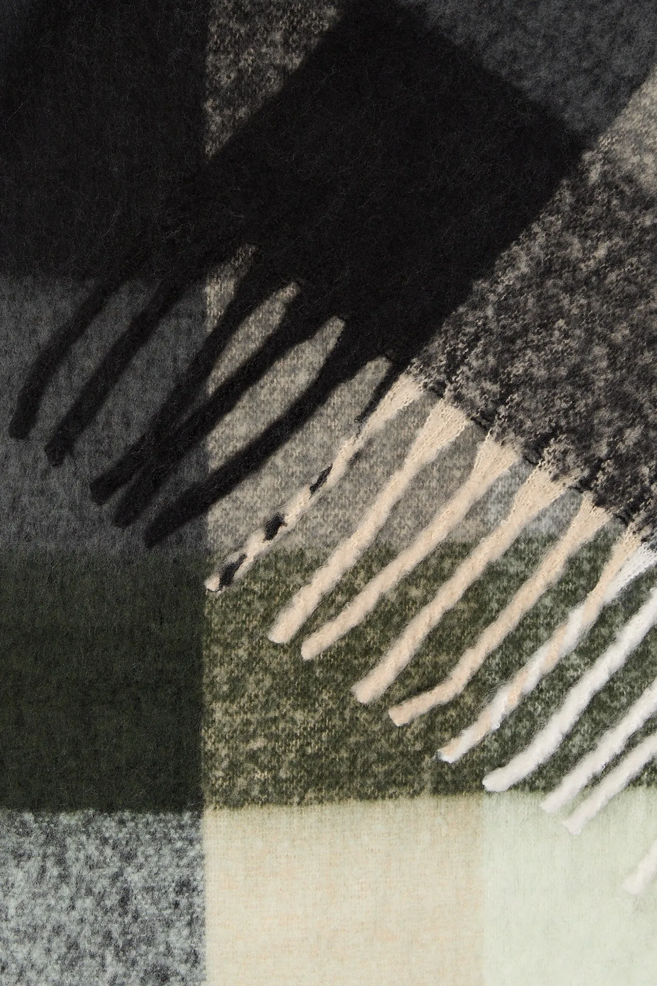 Écharpe épaisse avec franges à carreaux sold by Urban Planet product image thumbnail 2