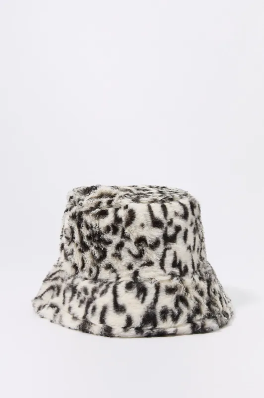 Chapeau cloche en peluche sold by Urban Planet