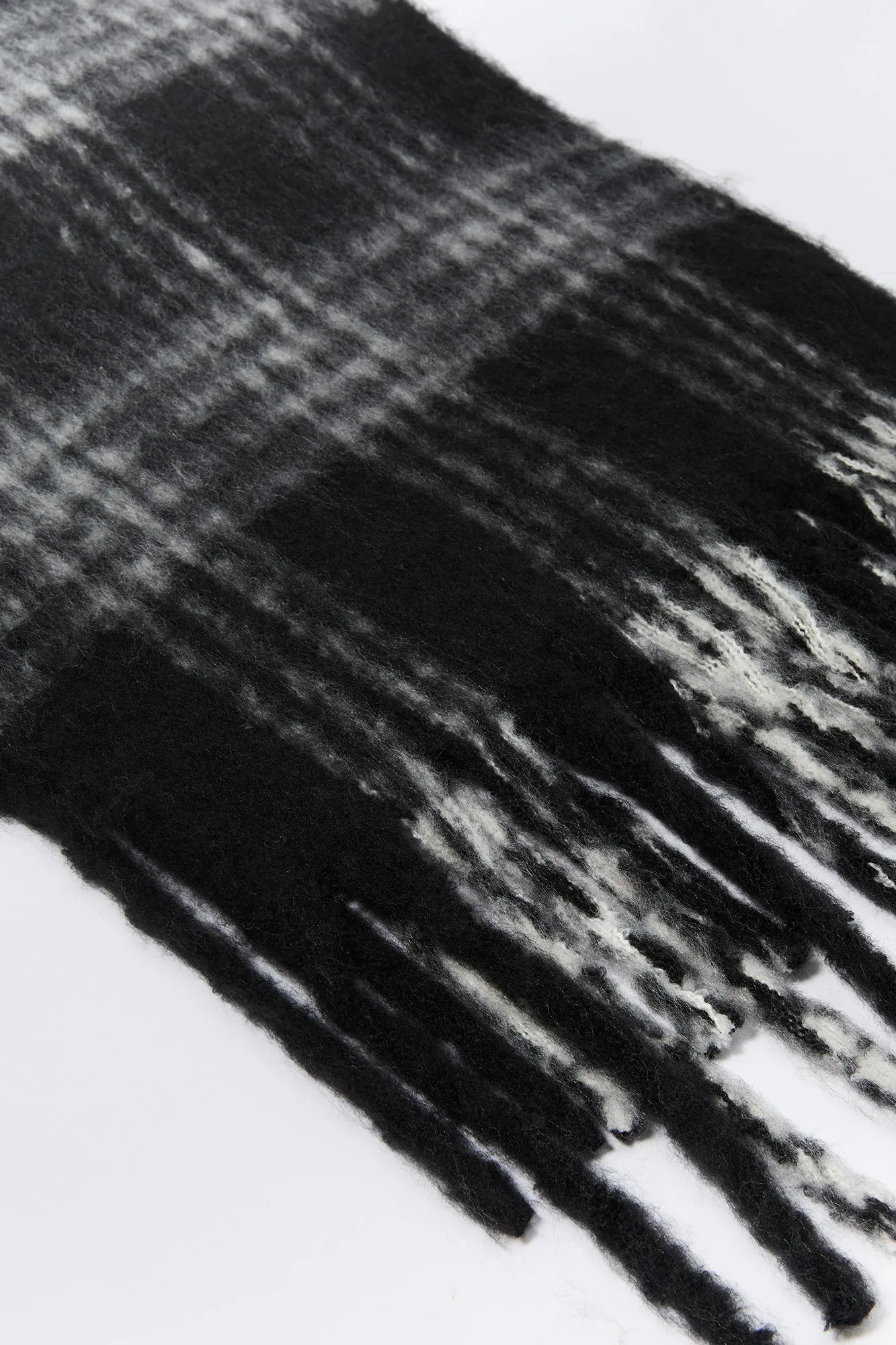 Écharpe en tricot à carreaux sold by Urban Planet product image thumbnail 4