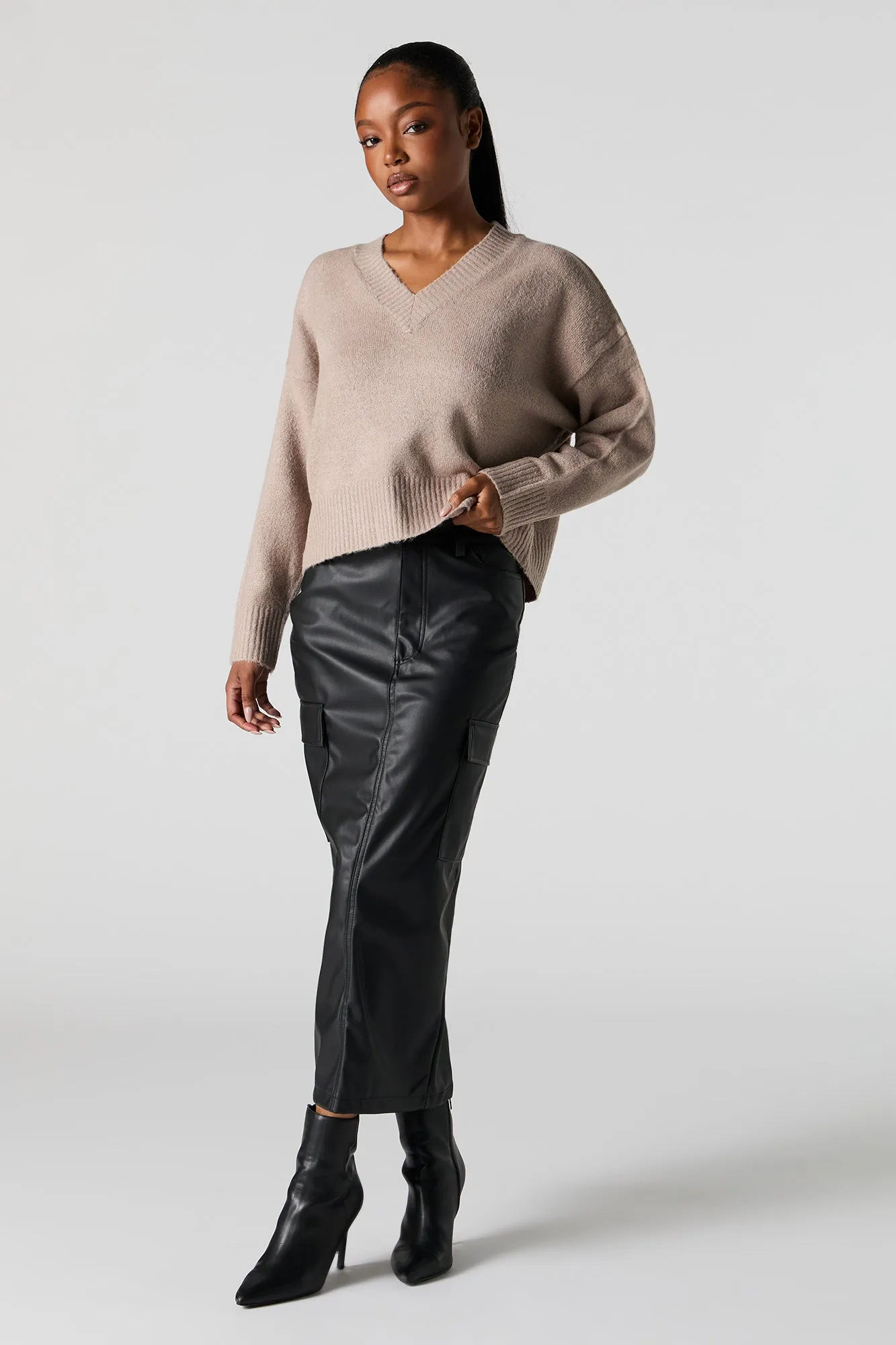 Chandail en tricot pelucheux à encolure en V sold by Urban Planet product image thumbnail 3