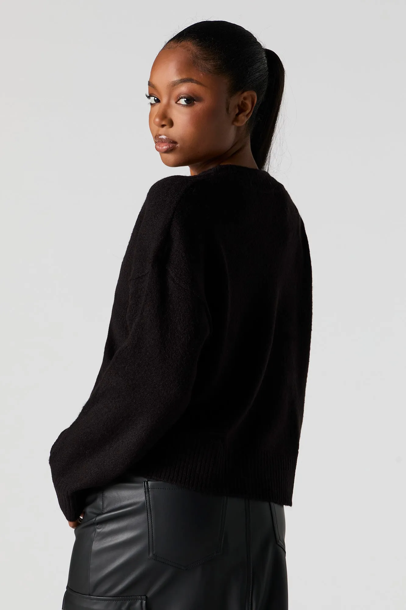 Chandail en tricot pelucheux à encolure en V sold by Urban Planet product image thumbnail 5