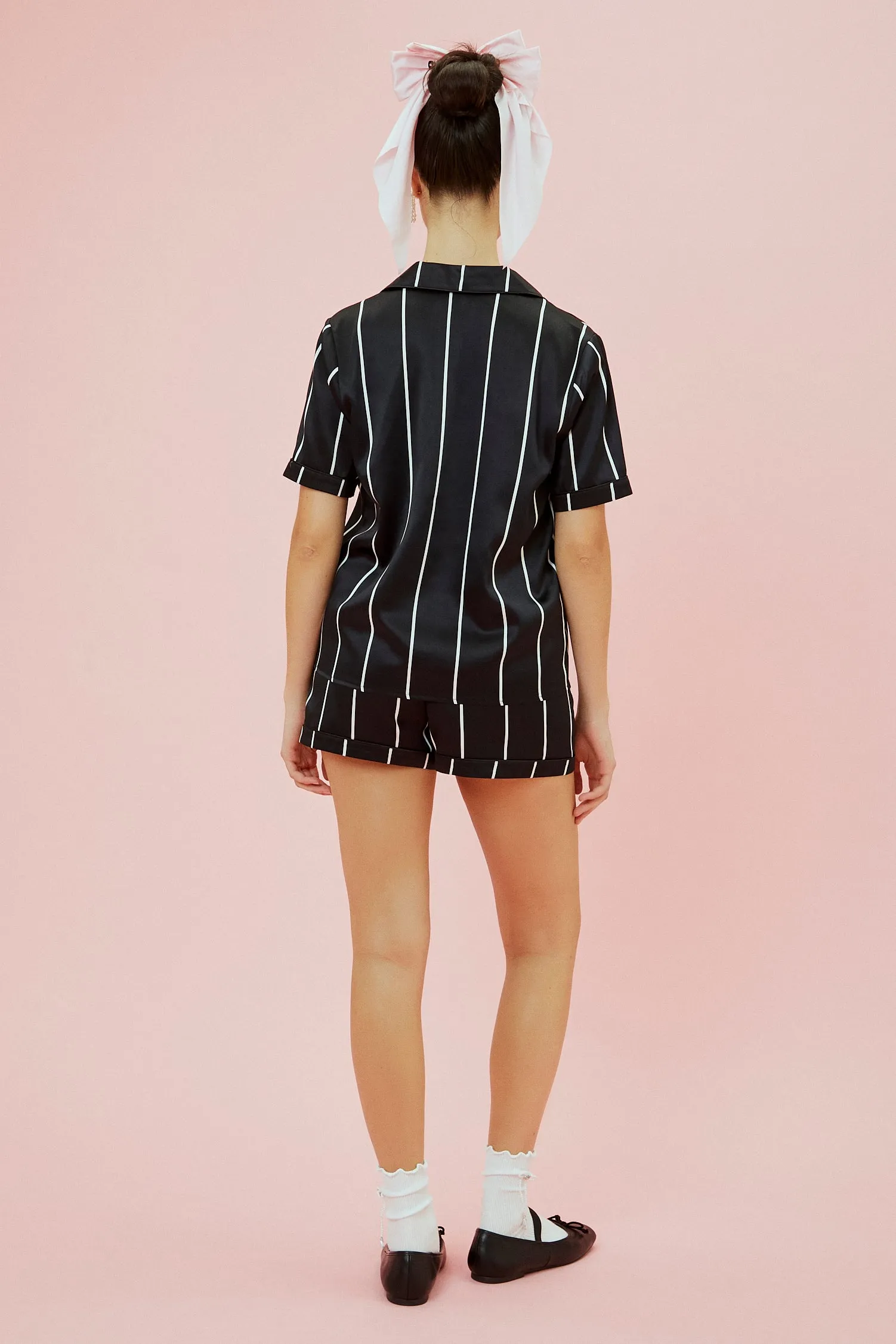 Ensemble pyjama avec haut et short en satin à fines rayures avec imprimé Hello Kitty sold by Urban Planet product image thumbnail 3