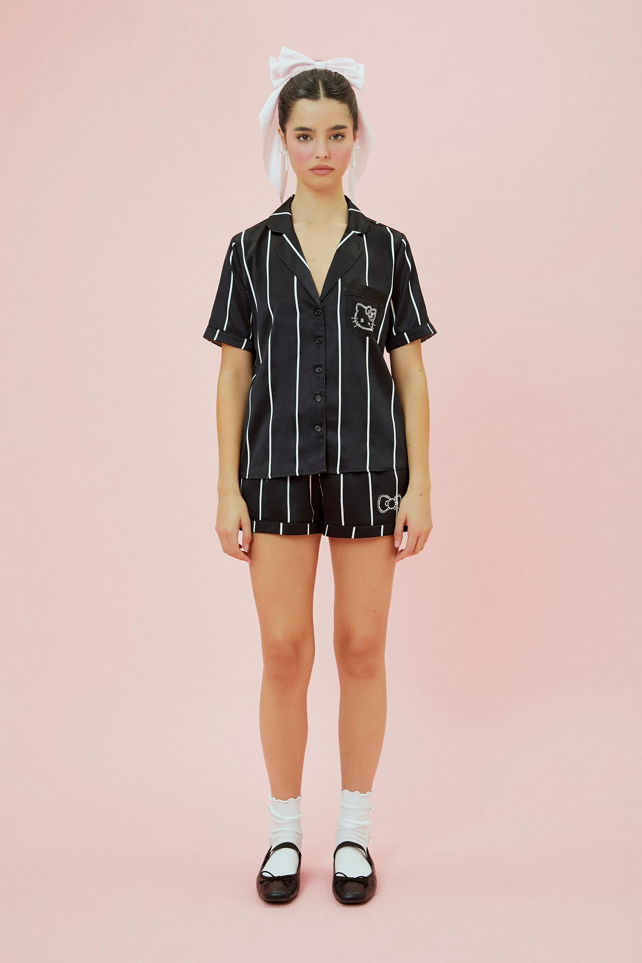 Ensemble pyjama avec haut et short en satin à fines rayures avec imprimé Hello Kitty sold by Urban Planet product image thumbnail 2