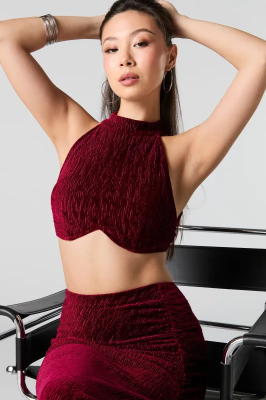 Camisole écourtée en velours texturé et encolure bain-de-soleil sold by Urban Planet